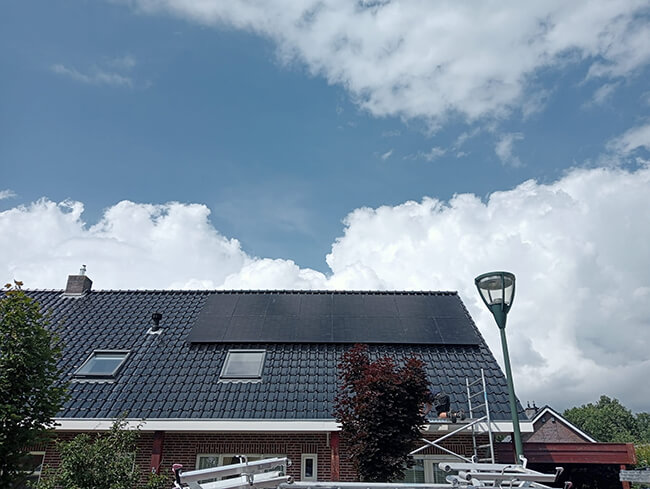 Full black zonnepanelen op schuin dak