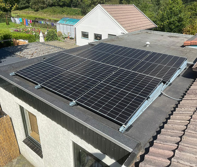 Plat dak met zonnepanelen zonder schaduw