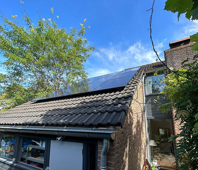 Schuin dak met zonnepanelen Almere