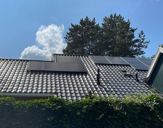Schuin dak met zonnepanelen in Lelystad
