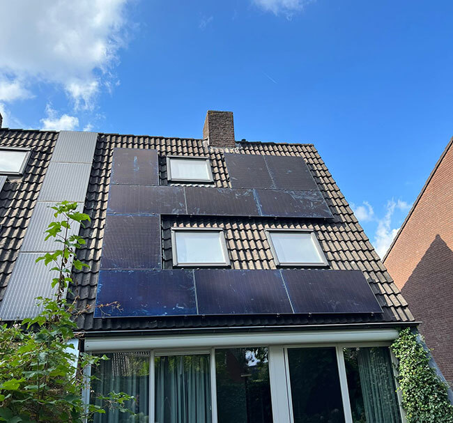 Schuin dak van rijtjeswoning met zonnepanelen in Almere